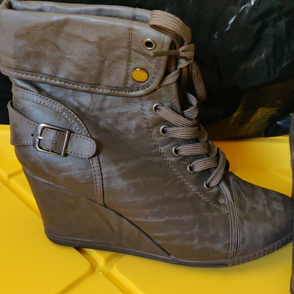 Boots - Picture 2 of 8